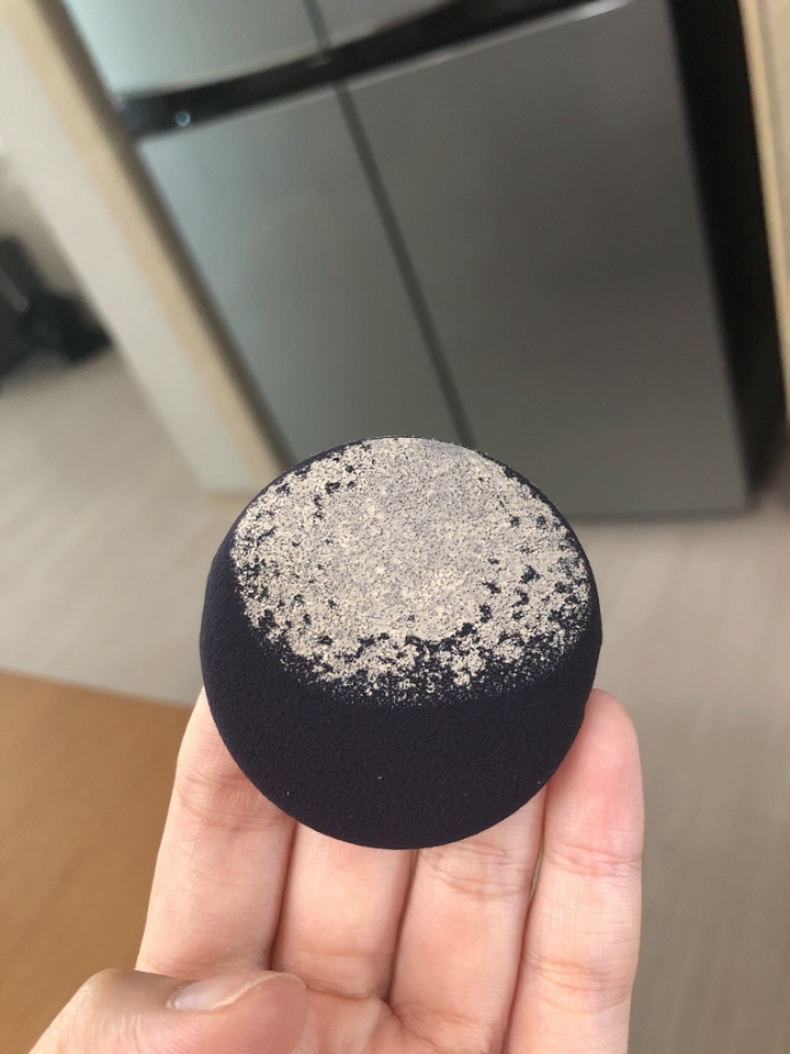 바닐라 컬러인데 엄청 밝지않게 제 피부색에서 적당히 화사한 컬러에요 ! 정말 말그대로 바닐라 색이에요 !!