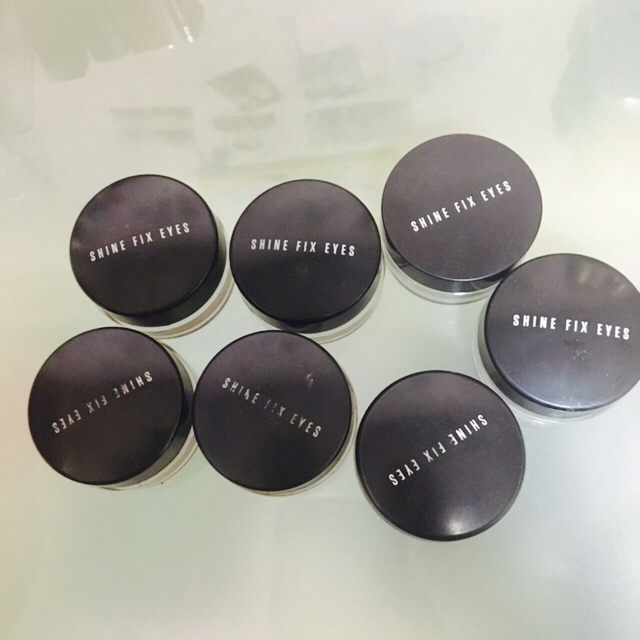 위에서 오른쪽 3번째 제품만 디자인이 구형이라서 용량도 작고 납작합니다!! 아리따움 샤인픽스 아이즈👀