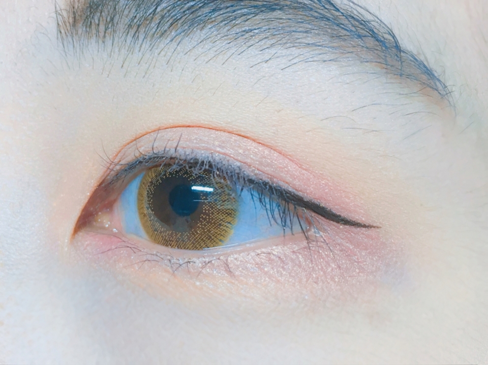 일년에 한번인 체육대회인 만큼 존재감을 살리기위해ㅋㅋㅋ 진한 브라운계열의 아이라이너로 점막부터 삼각존 끝부분까지 얇고 뾰족하게 빼줍니다 ~ ✏️
땀도 줄줄 흘릴테니 워터프루프가 좋겠죠 ?ㅋㅋ