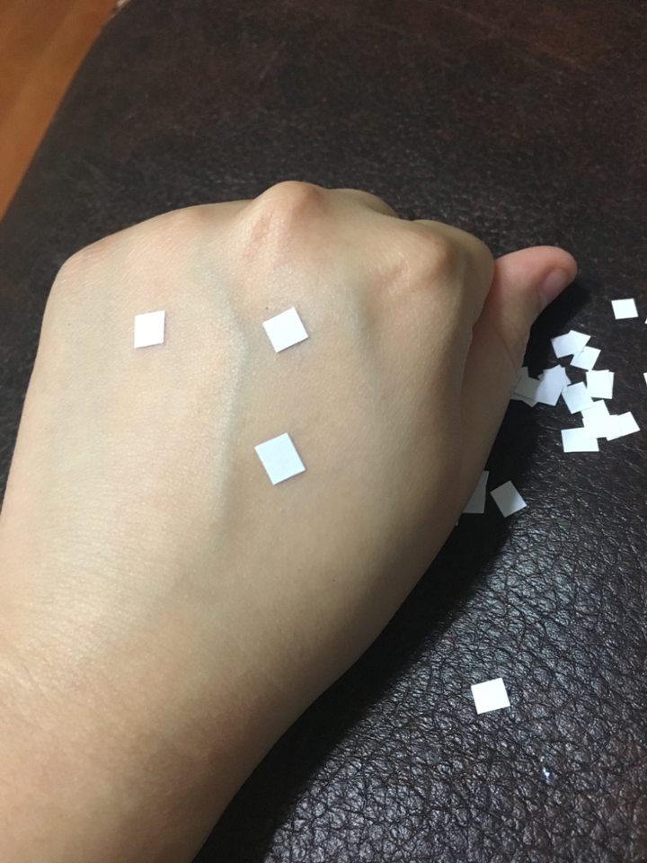 보이시나요?? 전혀 끈적이지 않고 수분감만 촉촉하게 차오르는 제형이었어요!! 다시 한번 감탄했습니다ㅠㅠ 유분보다 수분 위주이고, 충분히 촉촉하게 피부결을 메워주는 제품이라 여름철 사용하기에도 좋은것 같아요! 유분이 적으니 지성분들에게도 좋구요