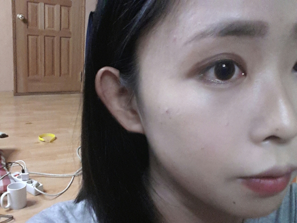 03아주진한갈색섀도우로라인을그리고,라인안으로색을채운후언더도바른다