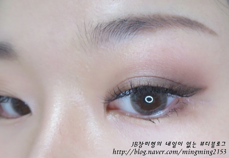 눈썹을 살짝 얇고 높게 그려주고 (섹싀미+2)
