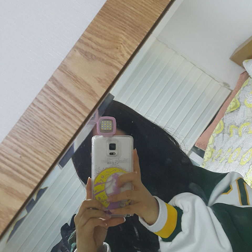 이렇게 이어폰 꽃는데에 꽃는 아이예요!
플레쉬를 켜놓고 셀카찍으면 손쉽게 밝은 셀카를 촬영하실수있으세요!