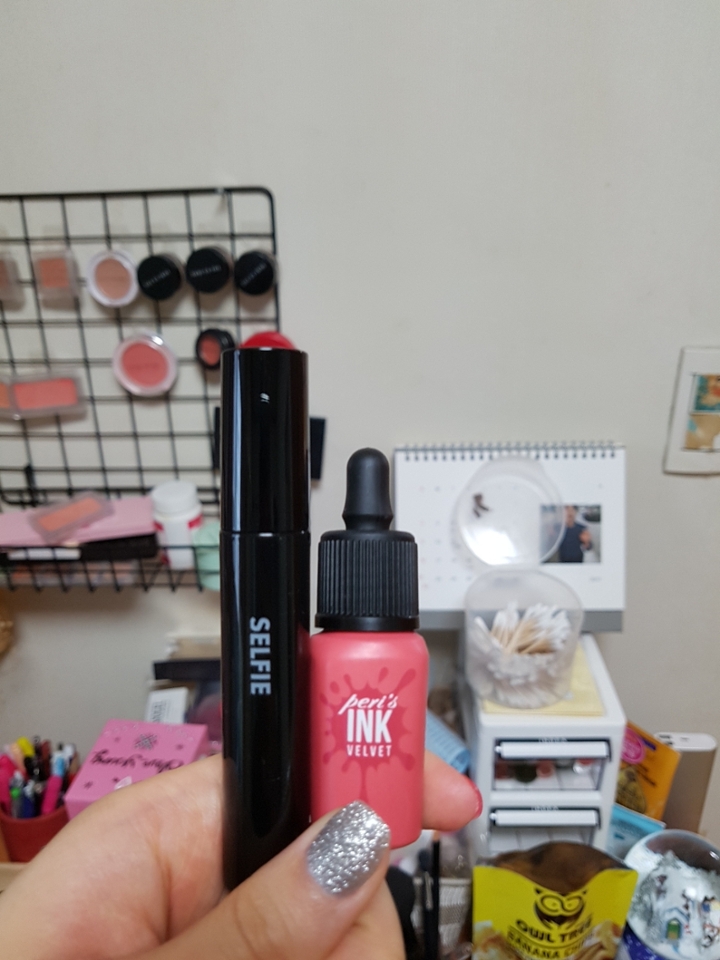 💋립
페리페라 잉크 더 벨벳 14호 외모성수기를 전체적으로 바르고
아리따음 컬러라이브 틴트 셀피를 안쪽에 발라줍니다!