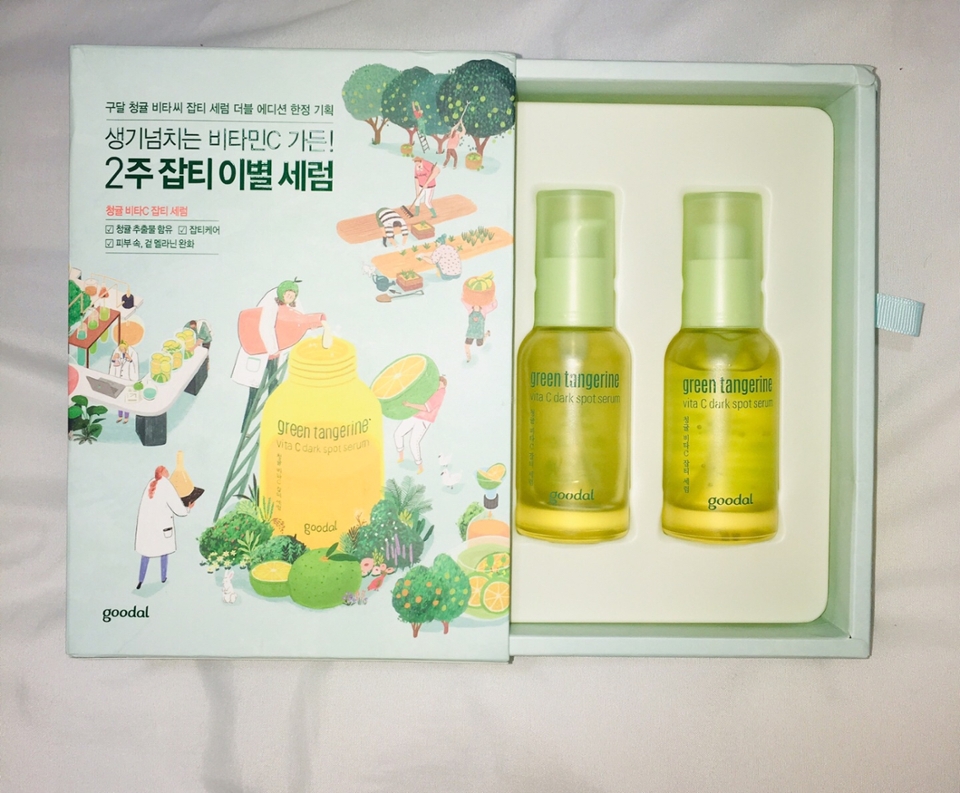 1년에 4주만 수확할 수 있는 청귤은 오직 한여름에만 만나볼 수 있어요

풋풋한 초록빛 청귤을 모아 하나하나 정성스럽게 잘라내고 120시간 동안 천천히 찬물에 우려내 깨끗한 추출물만 담아낸 fresh brew water!!

비타민C 유도체 함유로 잡티케어 + 기미개선 + 주근깨 개선 + 칙칙함 개선 + 미백효과가 있다고 해서 정말 기대했던 제품이고 꼭 사용해보고 싶었어요

평소 자외선 차단제를 꾸준히 잘 바르고 다녔지만 여름 휴가때 강한 햇빛 아래에서 장시간 야외활동 때문인지 햇빛으로 인해 피부톤도 많이 어두워졌고 피부에 기미가 생겨서 잡티세럼에 관심을 가지게 되었어요