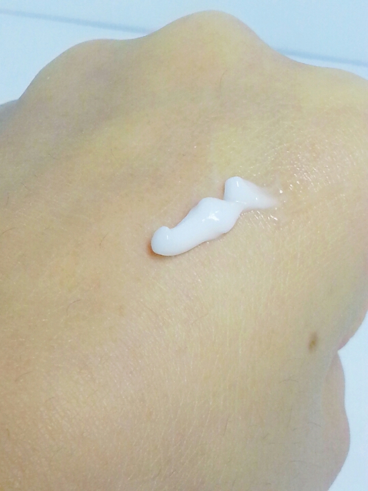 손등에테스터하기전에 !!푸석푸석 말라비틀어져가는 저의손에 오랜만에 핸드크림을발라 기초를해준것처럼 해줬어요!