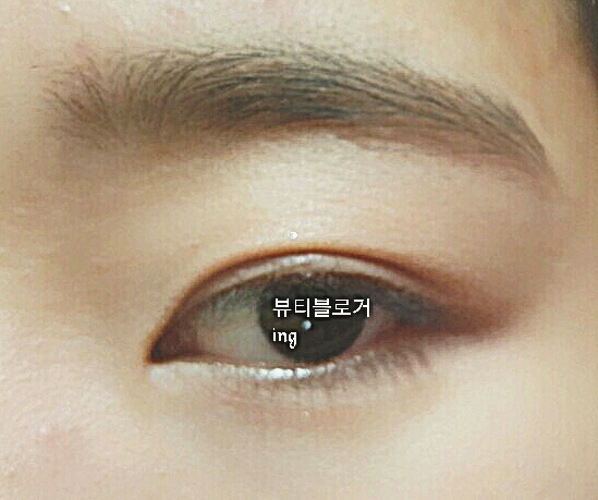 포인트섀도우로 쿠키브라운을 눈끝과 삼각존에 연하게 발라줍니다.
섀도우는 이렇게 연해도되?할쯤에서 멈춰주세요
