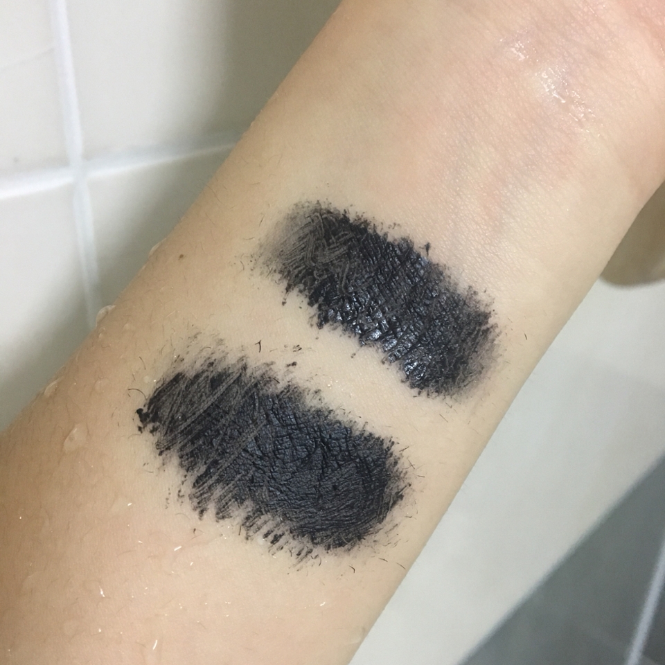 휴지도 박박 문질렀지만 변함없었어요 ! 
오히려 단단하게 고정되어 페인트를 칠한것 마냥 질감도 변하지 않았어요 ! 저의 인생템이 된 미샤 마스카라 ! 짱짱 추천합니다 ❤️❤️❤️