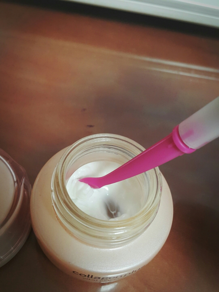 스윽~ 자 이제 여기서 제가 스파츌라 끝쪽이 많이 휘어있어서 왜 좋은지 밝혀야겠네요! 그 이유는 바로!!