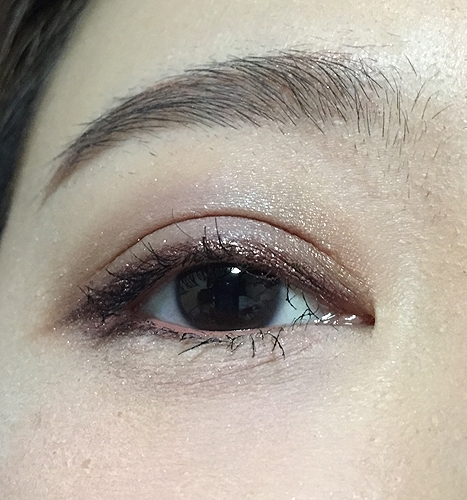 패션퀸의 발색은 이 사진이 정확하다.
정말 오묘하고 영롱하고 신비로운 색이 아닐수가 없다
보라+회색이 섞인 베이스에 금펄이 들어간듯한 색으로 보임