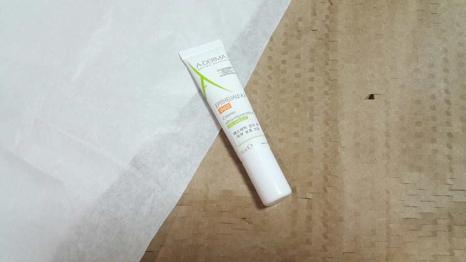 
🌿 번외+ 피부과 다닐 때

추가로 피부과에서 추천해준 크림인데 집에 있어서 사용해봤는데 손상피부케어에 좋더라구요!

피부과 다녀왔거나 손상케어 할 땐 6가지 루틴에
#아더마 에피떼리알 A.H 듀오를 추가로 사용해줍니다.

제형은 촉촉한데 유분기가 있어서 저같은 #수부지 #복합성 분들은 아주 소량 사용해주세요!

스포이드 물방울 2~3번 정도 양으로
아주 조금으로 피부 일부에만 집중적으로 펴발라주세요

(저는 피부과에서 마무리로 기초+크림만 발라줘도 좁쌀파티 일어나는 유수분밸런스에 취약한 피부라…민감성은 1도 아닌데도 유분 좀 있거나 안 맞는 성분 있음 그래요ㅠ)

✔ 아더마 에피떼리알 A.H 듀오 피부 보호 크림
(여드름흉터+화농성여드름 개선)


