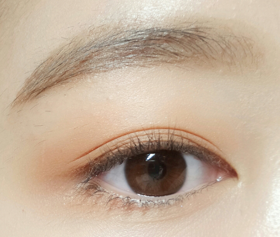 방금썼던섀도우색에서살짝더밝은분홍기가도는(펄/무펄상관없음)섀도우를눈두덩이끝쪽에서부터아래애굣살부분중간까지발라주세욥
-이니스프리트렌드섀도우(5호.가을별똥별)