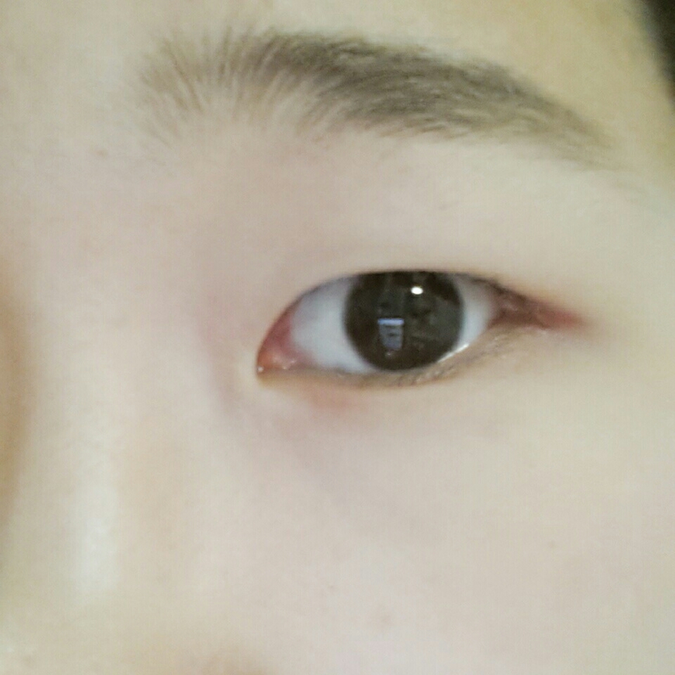 못난이눈을 준비합니다
저는 무쌍에다가 눈에 지방이 엄청많아요...(ㄸㄹㄹ)
+저는 파워 지성이라 눈두덩이에 노새범 팡팡하고 시작했어요!