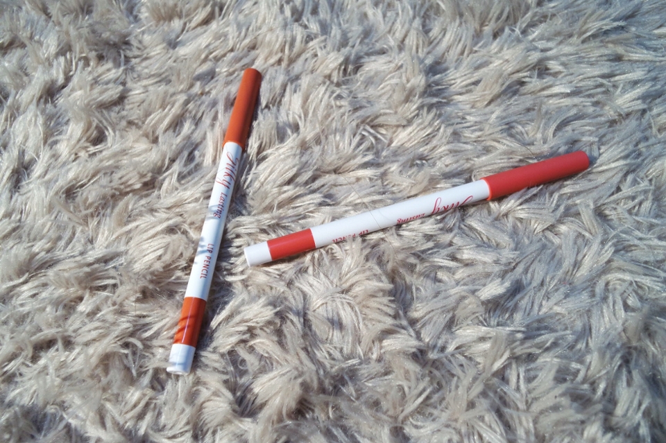 오늘은 오랫만에 립제품 보여두릴게요
 미샤의 실키 립펜슬인데요
우선 가격이 착함 3천원대!!