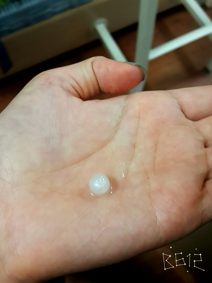 저는 메이크업 전에 한알 정도 써요. 펄감때문에 자연스러운 광이 나서 좋아요!!