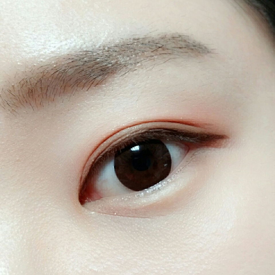 ✋다섯. 살짝어두운 브라운섀도우를 사용해서 쌍커풀라인안쪽에 펴발라주세요