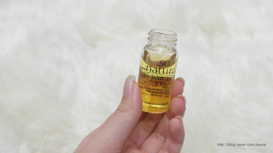 뚜껑을 열어서 확인해본 상태

오일은 한방울씩 써야 하는데, 대량으로 부어 버릴것 같아서 ㅠㅠ 

굴러다니는 스패출러로 한방울씩 떠서 사용중이랍니다...ㅋㅋㅋㅋㅋ 


향은 좀 레몬그라스? 같은 향이나요. 

제가 좋아하는 스타일 ㅋ