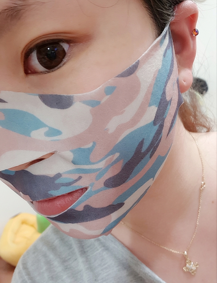 착용해보았습니다!! 코와 입부분을 살짝 붙여둔뒤 쫘악~땡겨서 귀에 걸어줬어요! 턱살이 끌려 올라가는 느낌!! 숨겨왔~던 나의 턱선들이~ ♥
두번째로 확 온 느낌은 쿨링!! 달아오른 내피부가 휴식에 들어가는 기분!!