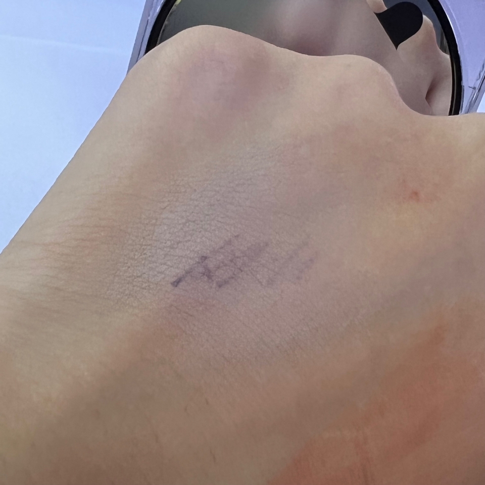 커버력은 엄청 높다까지는 아니였구요, 되게 얇게 커버가 되면서 얇게 올라가지더라구요
두꺼운 화장을 싫어하시는 분들은 좋아하실 거 같은 쿠션이에요
속은 촉촉하고 겉은 보송한 느낌??
화장하기 전 기초를 어떻게 하느냐에 따라서 달라질 거 같았어용


•장점
디자인부터 합격! 속은 촉촉하고 겉은 보송하다. 
할인도 하고 리필도 주니까 지금 사는 게 이득이다!
커버력은 높지는 않고 얇게 커버가 되는 쿠션.

•단점 
디자인은 새롭지만 낮은 커버력