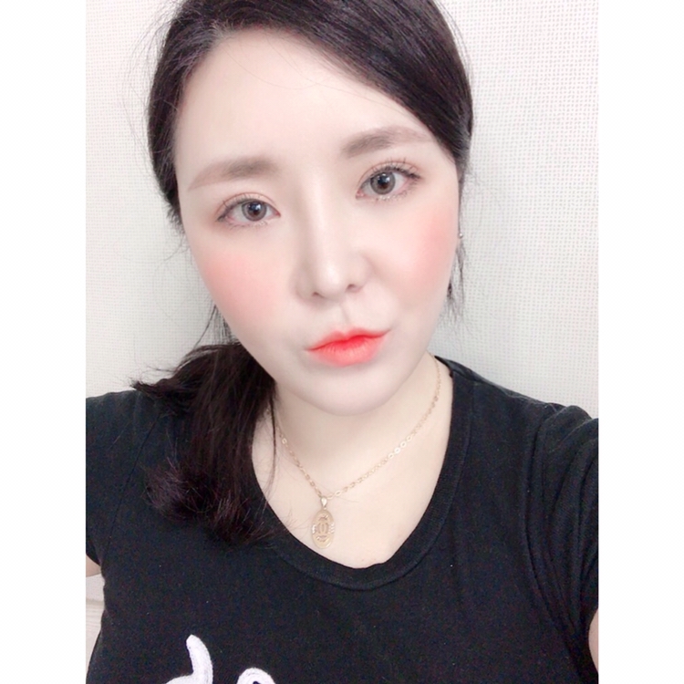 금액도 저렴하고 발색도 엄청나고 컬러감도 너무 이쁜 이 블러셔가

많은분들이 알아주셨음 하다가도
저만 알고싶은 그런 블러셔에용🧡

