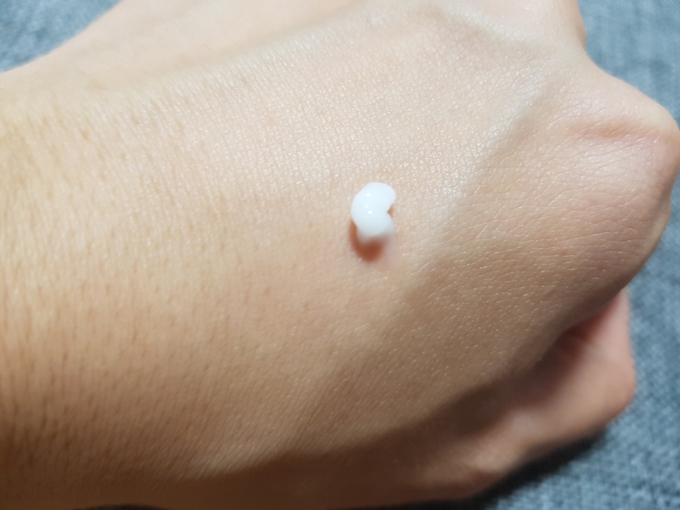 완전 하얀색은 아닌 탱글탱글한 하얀색이에요!  ㅋㅋ 저는 너무 꾸덕하고나 너무 묽은 거 싫어하는데 이건 딱 중간이여서 좋았어요! 젤타입 밤이라 그런지 부드러워요!