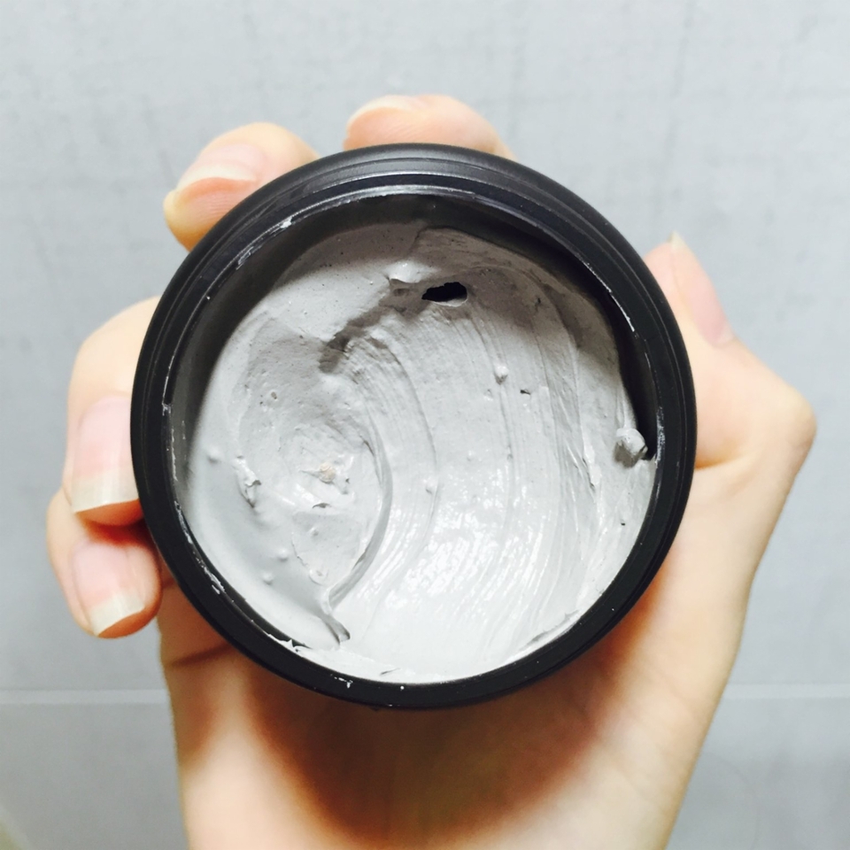 수퍼 화산송이 마스크의 단점은 클레이 마스크 & 넓은입구 탓에
쓰고 나서 바로 뚜껑을 닫아두어도 오래쓰다보면 굳더라구요..ㅜ