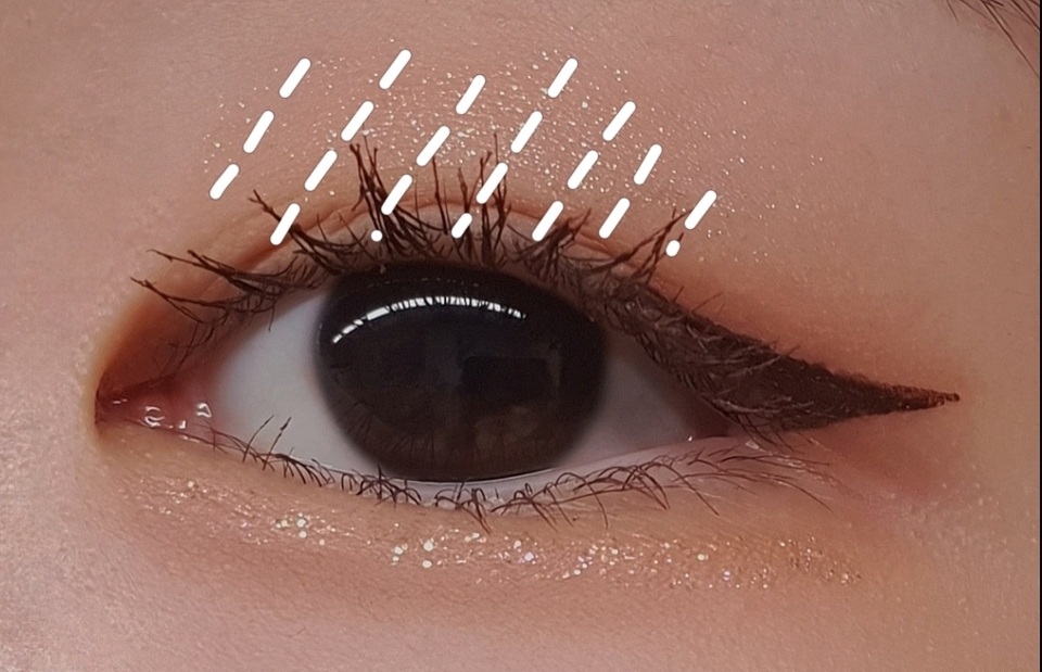 이제 제일 중요한 글리터를 바를 차례네요! 3번째 색상 샤이닝 버들을 눈두덩이 중앙에 콕 찍어서 살살 퍼지게 해주세요.

이 글리터는 정말 달빛에 반짝거리는듯한 영롱함이라서 너무 조합도 좋고 포인트로 딱이었답니다ㅜㅜ 사진으로는 잘 안담겼네요😭