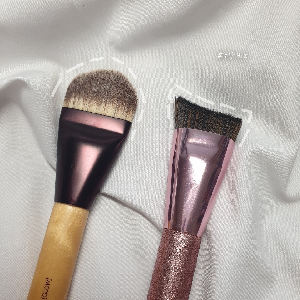 

리뷰 하면서 피부에 얇게 밀착시켜주는 윤광브러쉬랑 꼼꼼하게 매워주는 커버 브러쉬를 비교해 보려고 해요!

둘다 모는 촘촘하지만 커버브러쉬가 윤광브러쉬보다 훨씬 짧아요! 커버를 위한 브러쉬는루나 파운데이션 브러쉬입니다!
모의 양도 이니스프리 파운데이션 브러쉬보다 훨씬많아요 

두가지 다 자주 사용해주긴하지만 아무래도 촉촉한 피부표현을 선호하는 전 이니스프리 제품을 더 자주 쓰게 되더라구요

이니스프리 브러쉬 사용팁을 여기서 하나 추가하자면 짧게 터치해줘서 파운데이션 양을 줄여주는게 포인트인 것 같아요!

그에비해 커버브러쉬는 넓게 펴준다가 아니라 모공에 채운다는느낌이라 얇은 피부표현이 아니라 커버력있고 밀착력있는 피부표현을 할 수가 있습니다 :)
 
