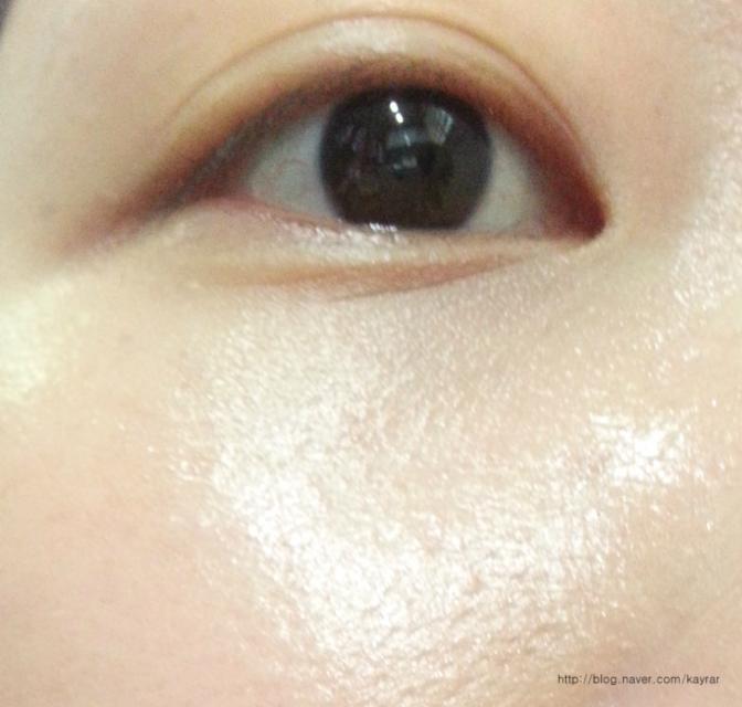 손바닥에 페이셜오일을 두방울 덜어서 체온으로 녹인 뒤

스킨만 바른 볼에 지긋이 대주었어요. ㅋㅋㅋ

비포어 사진을 찍었어야 되는데.. 그냥 오일 쓰고 보니

피부가 반짝반짝 하길래, 찍어서 애프터만 있네요 ㅋㅋㅋㅋㅋ