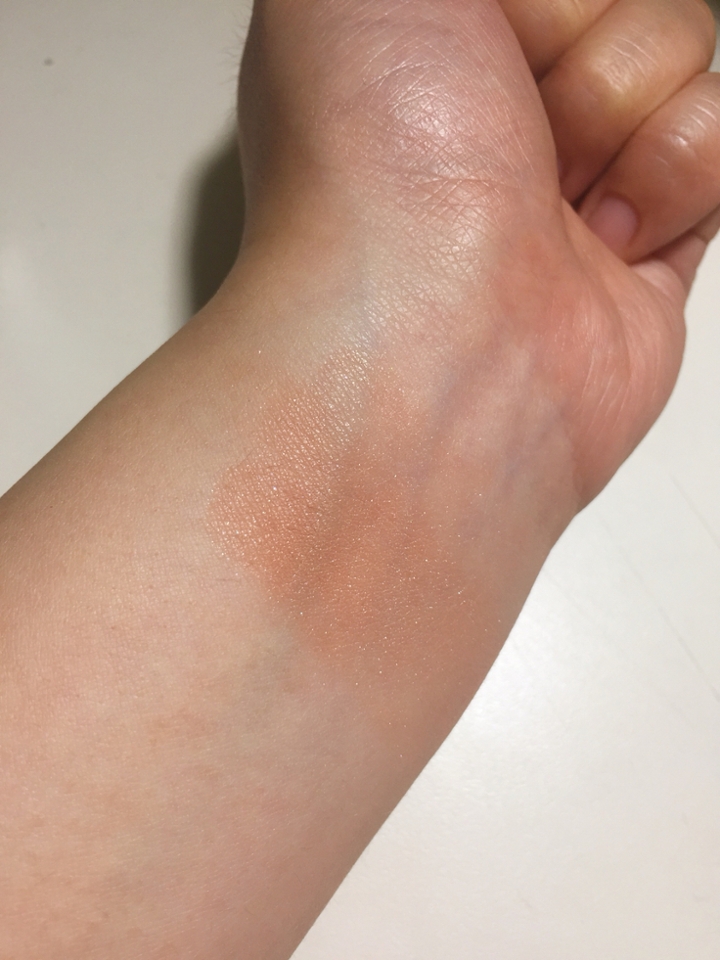 손목에 발색을 해보았는데요, 저 펄들이 보이시나요??ㅠㅠ 굉장히 쉬머한 펄들이 들어가 있어서 정말 예쁘답니다!! 손목에 발색을 했을땐 약간의 핑크색이 도는 누드컬러로 발색이 되었는데 사진이 잡아내질 못하네요ㅠㅜ 이건 펄 만 보세요!!