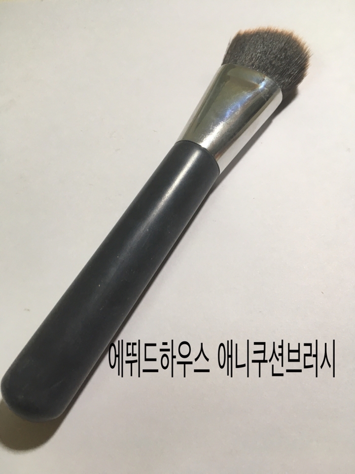 다음은 마지막제품인 에뛰드 하우스 제품이에요! 파운데이션 브러시에요! 저는 예전에 모닝광쿠션 사면서 사은품으로 받았던 제품이에요!
가격은 만원이라네요'ㅡ' 저는 이걸 블러셔브러시로 사용해요! 의아해 하실수도 있지만 발색이 약한 제품은 모가짧고 촘촘한브러시로 바르면 더 잘나와서 저는 그렇게 사용중이에요~😉



