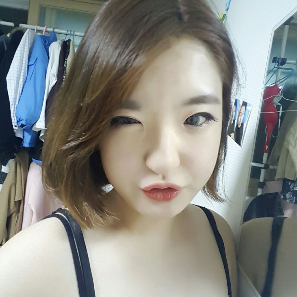이 사진은,
한달용 써클 다 쓰고 뭘로 바꾸지 고민이 많았는데,
제스탈 렌즈찾아서 기분좋은 저의 윙쿠~♡
