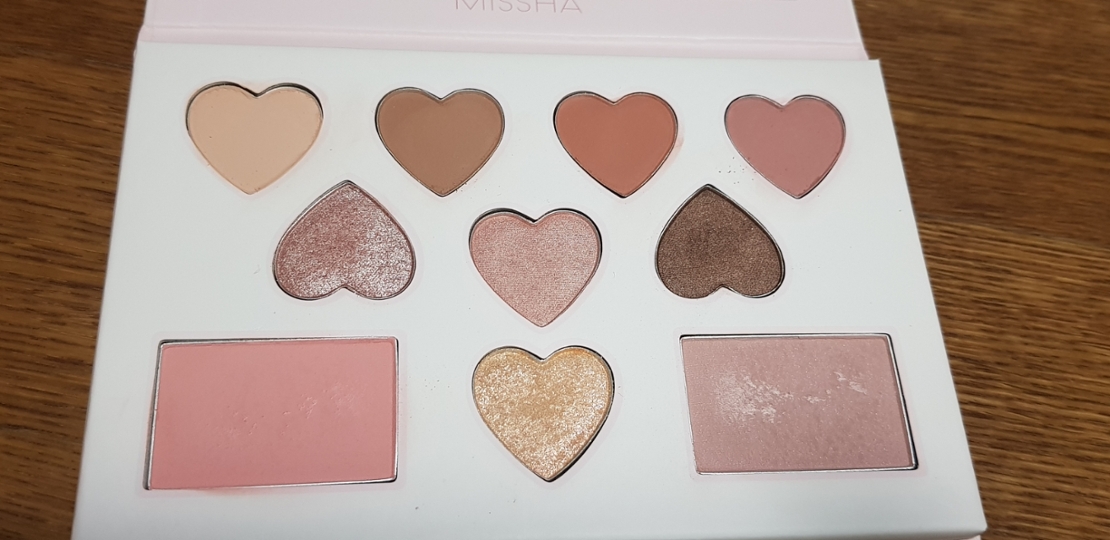 발색하느라 섀도우 주위가 지저분해졌네요...ㅠ