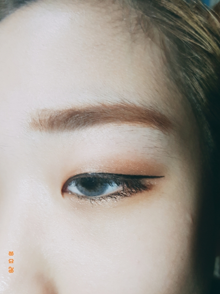 뷰러와 마스카라!!
(뷰러는 더페이스샵꺼구요 마스카라는 다 지워져서 어디껀지 모르겠어요ㅠ)
렌즈까지!!!!