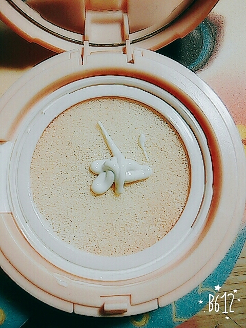 월래 쿠션을 다시 꺼내서 뒤집어 줘야되는데 저는 썬크림을 많이 넣기두 했구 귀찮아서 그냥 그위에 썬크림을 올려주었어요