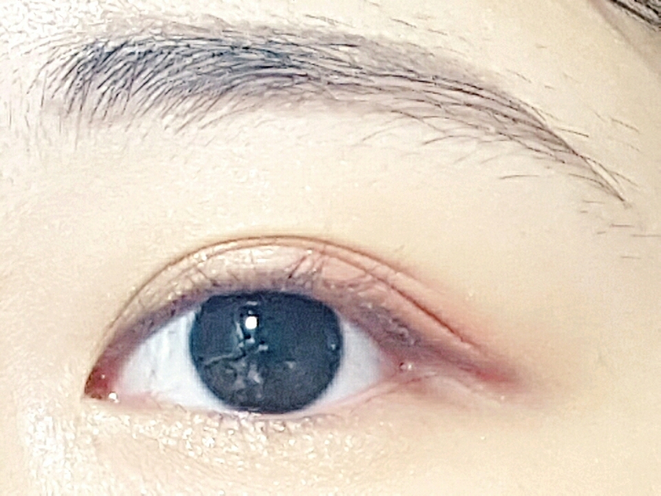 에뛰드 알싸한 버건디로 아이브로우로 따 놓은 라인을 그려줍니다 (차마 제목에 버건디를 쓸 수 없었음)