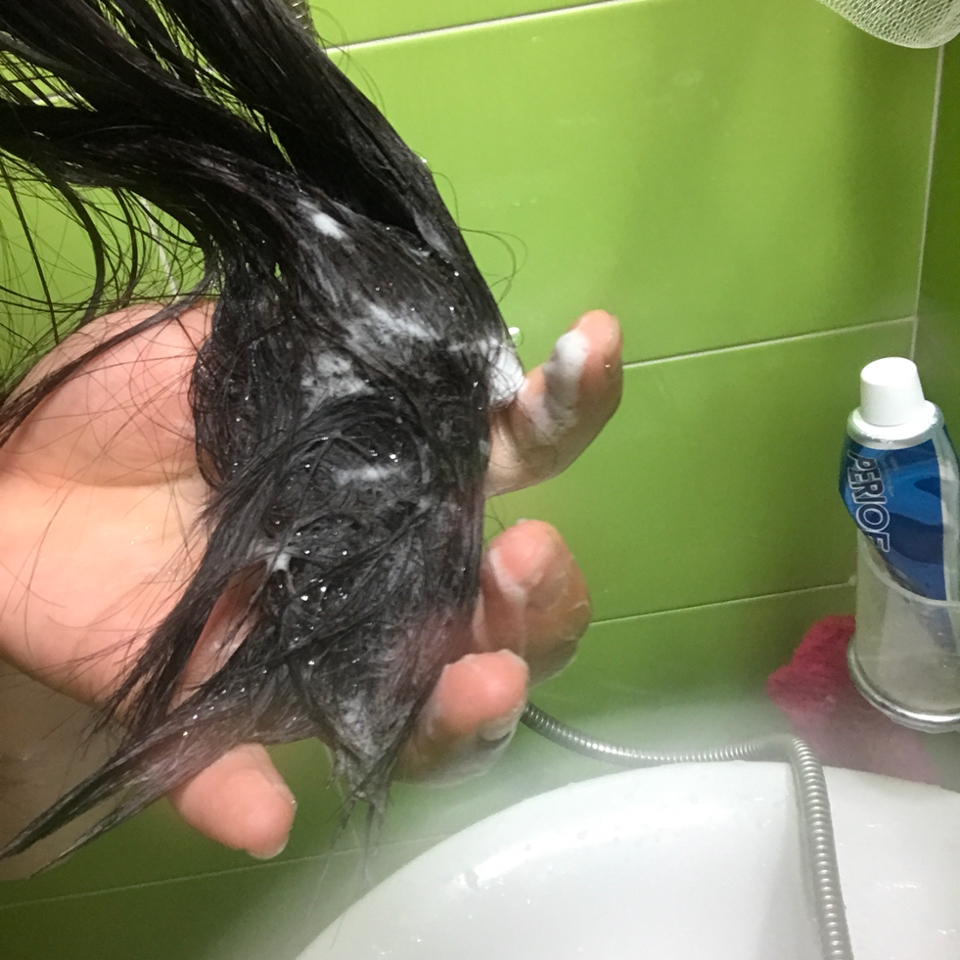 진짜 소량만 짜서 머리카락에 거품냈어요
이정도 거품이면 저는 만족합니당