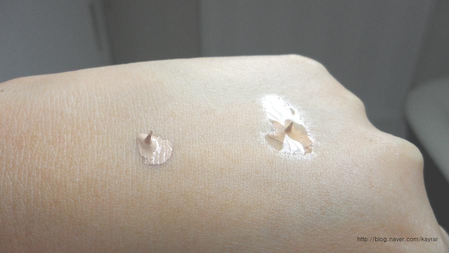 매트한 파운데이션의 변화를 보여드릴게요!

왼쪽 오른쪽 한번씩 짜주고, 오른쪽에만 페이셜 오일을 1방울 떨어뜨렸어요

실제로 메이크업 하실땐, 원래 쓰시던 베이스제품만큼 짠 뒤

저거보다 더 적게 진짜로 딱 1방울만 사용하세요!

그거면 충분합니다- 