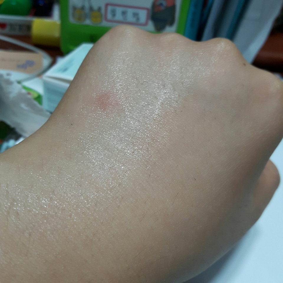 왼쪽이 파우더 안바른쪽! 오른쪽이 바른거에요!
진짜 보송보송해요~~♡ 비싸도 기름은 잘잡네요..ㅎㅎ