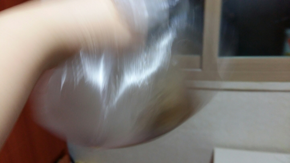 그다음 쉐킷~!! 마구 흔들어줍니다~거품이 될때까지 흔들어주심 되요~거품기 잇으시면 거품기로 하심 되는데..저희집에 없더라구용ㅠ그래서 크린백을 이용햇습니다~
적당히 5분 흔들어주세요~