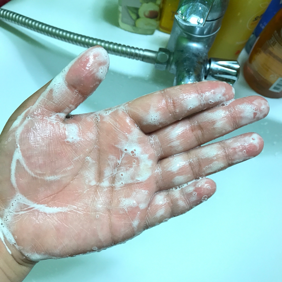 거품이 막 심하게 나는건 아니에요
근데 그렇다고 작게 나오는거도 아니구요
조밀한 거품이라서 엄청 많이 안헹구어도
될거같아서 오히려 좋았어요