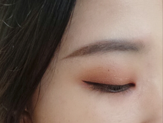 그다음 아이라인을 그리고