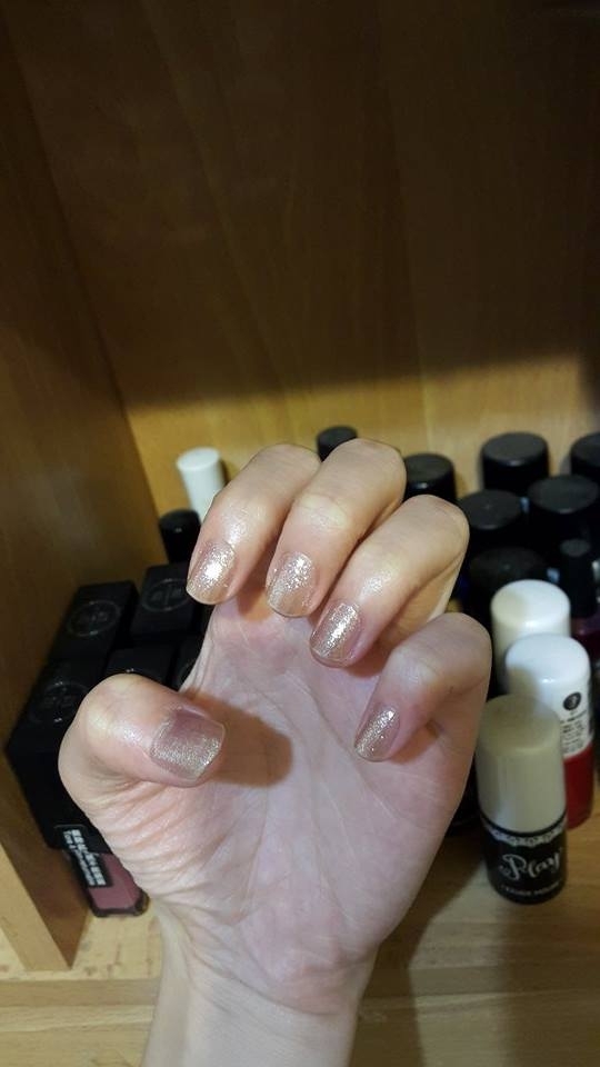 #INNISFREE#158
這個是上薄薄一層後的效果,
單擦一層比較典雅,淡淡的金沙