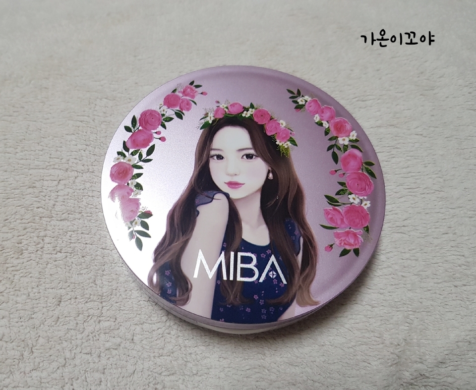 짠# 열어보믄 쏘핫~핑크핑크 케이스~♡ 
옴총 여신같은 이쁜 언니 그림이 그려져 있어요.거기에 장미 테두리까지...완전 러블리한 미녀 케이스예요~♡