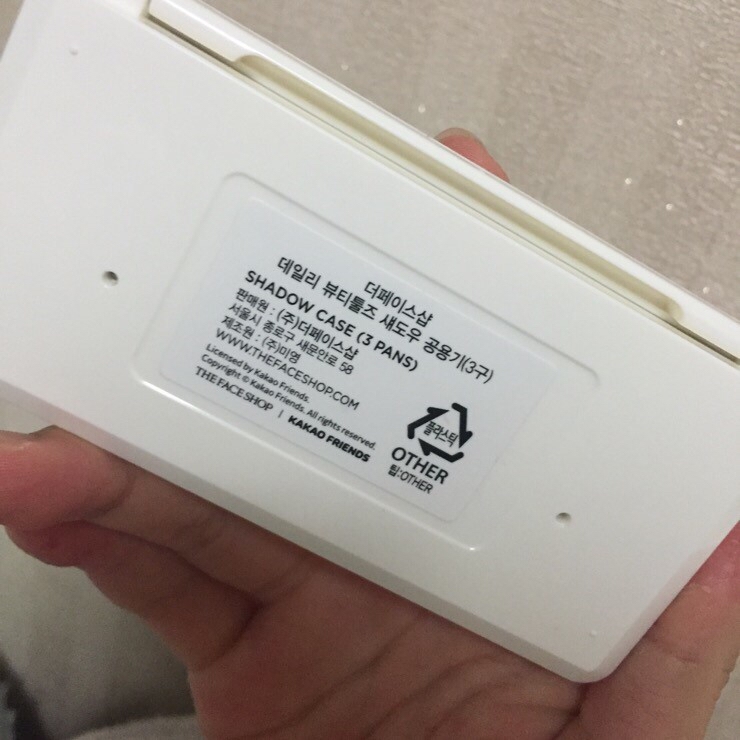 섀도우 팔레트 만드는 법:

섀도우 뒷면 스티커를 떼낸 후 있는 동그란 구멍에 길다란 송곳이나 이쑤시개(볼펜은 ㄴㄴ!망가져요ㅠㅠ)를 넣어서 밀어주면 섀도우가 뜬다.
이걸 공용기에 붙이고 원래 섀도우 케이스로 살살 눌러서 쑥 들어가게 해주면 끝😉
