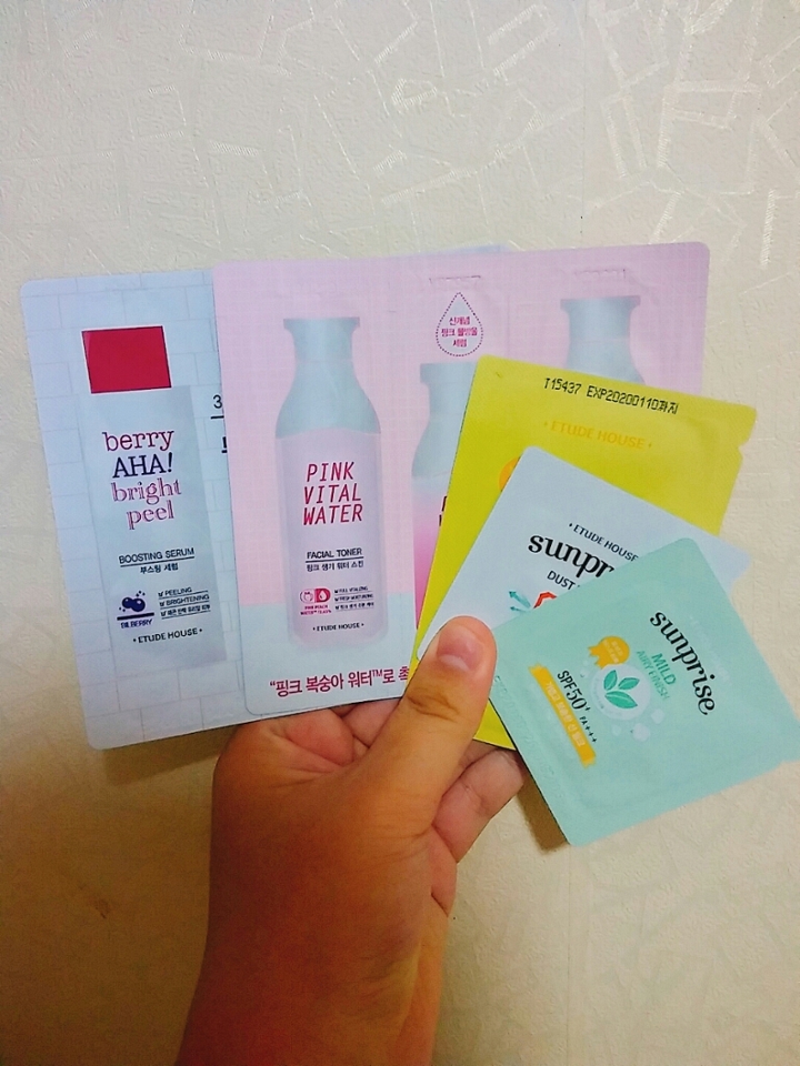 1500원짜리 뷰러 하나 샀는데 샘플을 이렇게나ㅎㅎㅎ♥
제가 화장품은 급할때 아니고선 세일할때 사는데 세일할때 사면 샘플을 안주잖아요ㅠㅠ그래서 샘플 받는거 정말 오랜만이예요 !