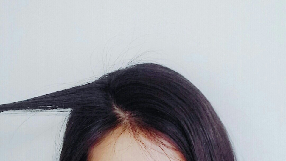 뿌리볼륨을 보기 위해 이렇게 살짝 들춰올려서 분사해봤어요!!