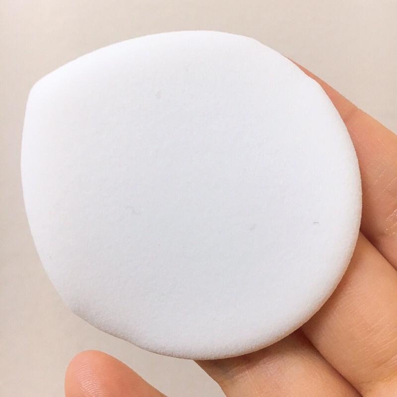 퍼프는 물방울 모양이라 콧볼옆이나 눈밑부분등 굴곡진 부분까지 꼼꼼하게 메이크업 가능하구요 보송보송한 퍼프가 아니라 반질반질 매끈한 퍼프에요