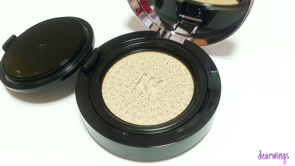 헤라 UV미스트 쿠션 최초
Color Filtering 기술을 적용하였고~

반사판 파우더에 감압 점착성
고분자(PSA)를 코팅하여
초기 발림은 부드럽지만 피부에 견고하게 밀착되어
피부톤을 화사하게 보정해 준다고 해요!
