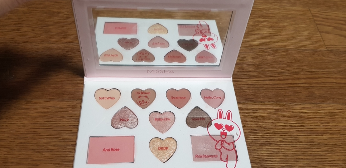 종이팔레트에요! 물에 젖으면 끝장이랍니다
 ..8ㅁ8 안에는 거울이 달려 있고, 비닐로 코팅되어있어요! 거울과 코팅 사이 약간의 거리가 있어 들뜸현상이 있습니다.